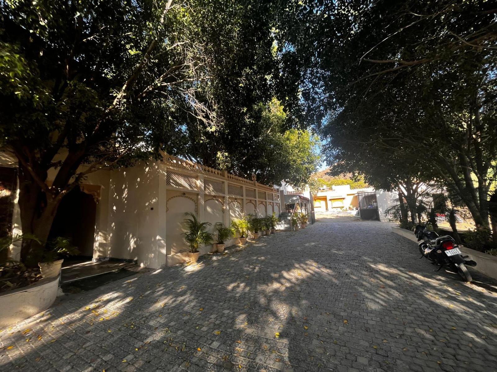 Lokesh Hotel Talai  Esterno foto